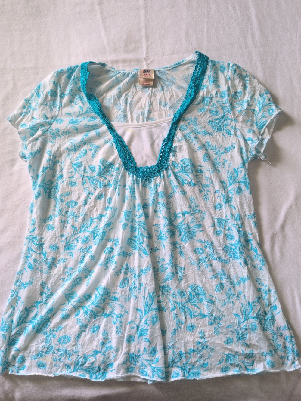 Faded Glory White Top with Turquoise Floral Print and V-Neck Trim